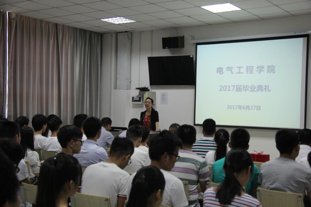 班主任代表王晓莉老师发言