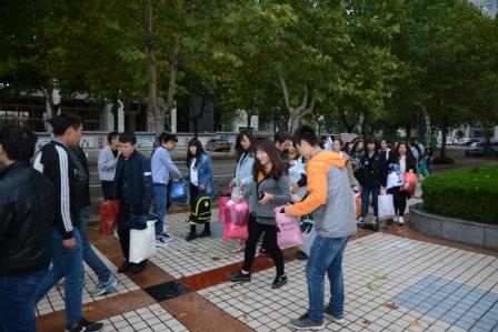 小桔灯“暖心衣橱”捐赠衣物服务活动现场