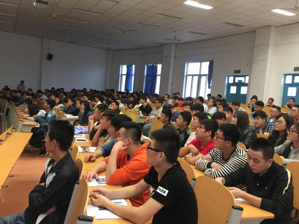 校园专场招聘会现场