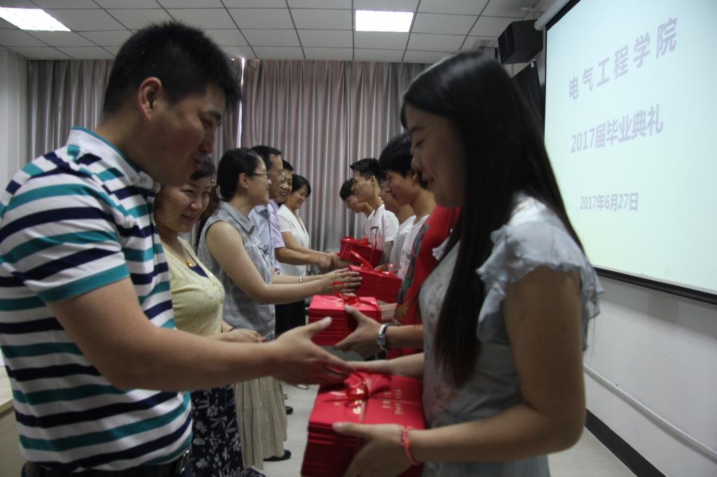 电气学院领导为毕业生颁发毕业证书