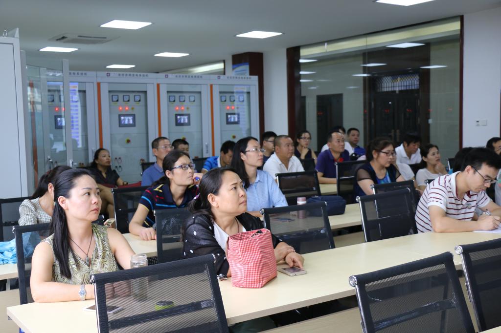 全体专职教师参加了集体教研室活动