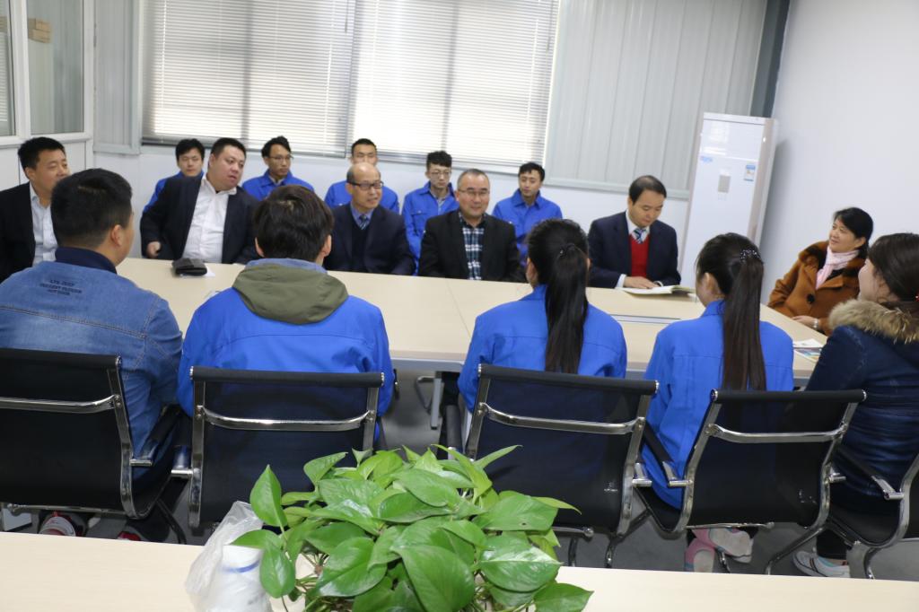 与入职的电气学院同学们进行了亲切交流