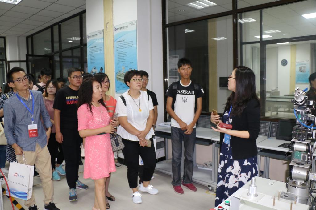 白洁老师带领师生参观实训室