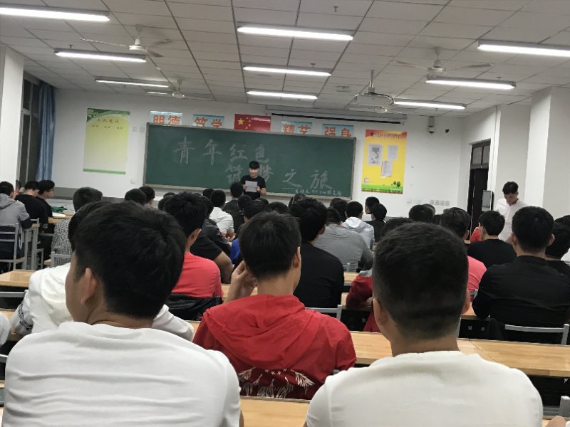 主题班会现场同学们积极发言