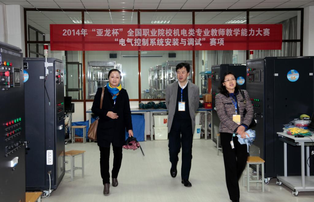 开赛式后,郑丽梅、林紫霞实地查看备赛情况